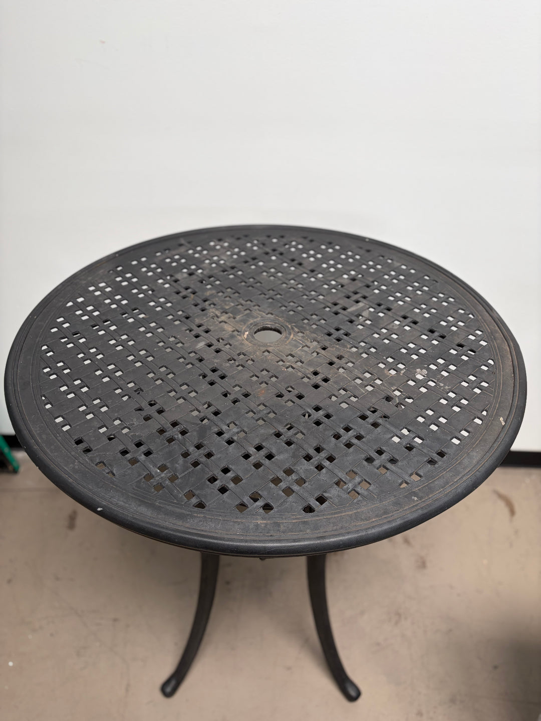 Round Outdoor Table with Lattice Style Tabletop