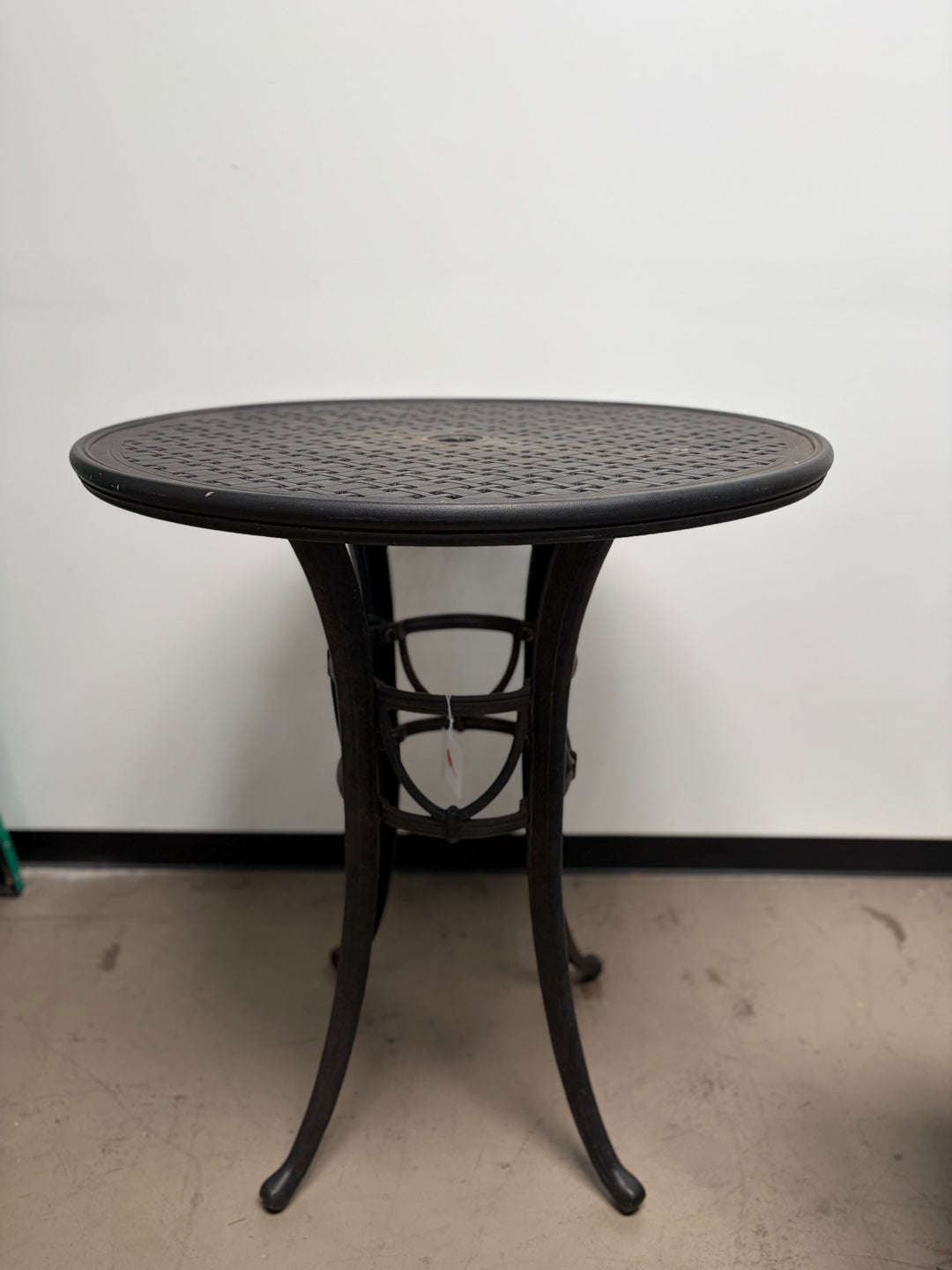 Round Outdoor Table with Lattice Style Tabletop