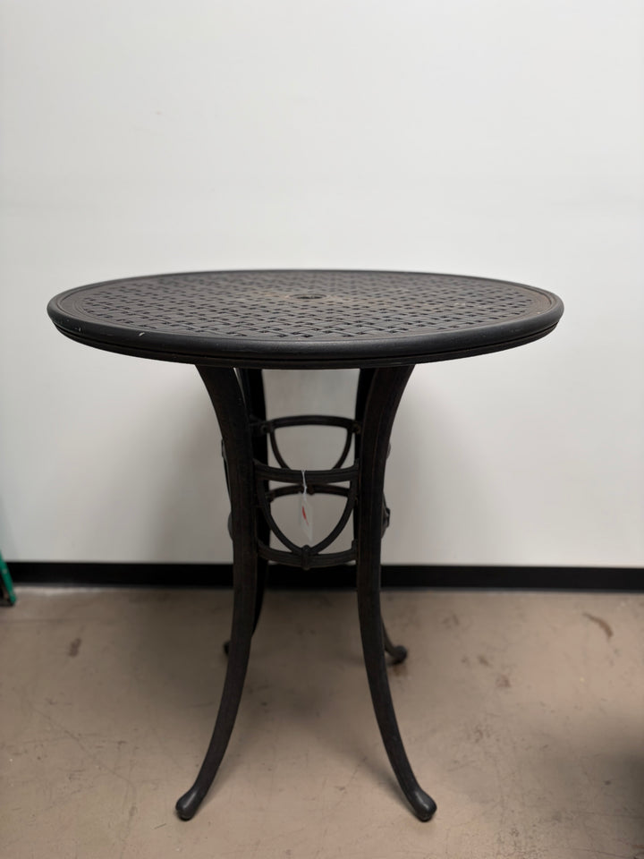 Round Outdoor Table with Lattice Style Tabletop