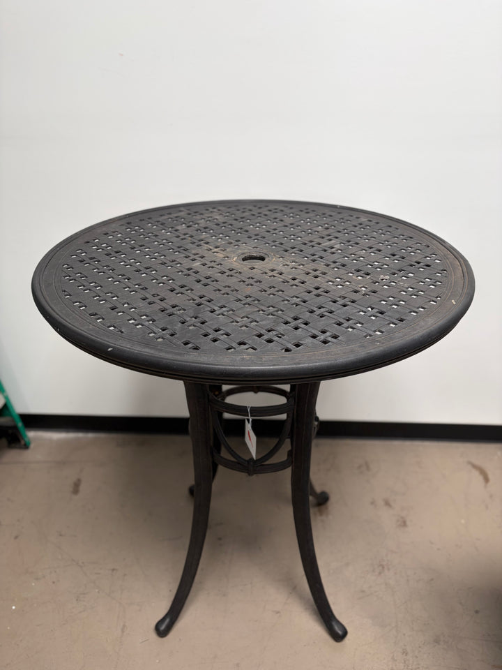 Round Outdoor Table with Lattice Style Tabletop
