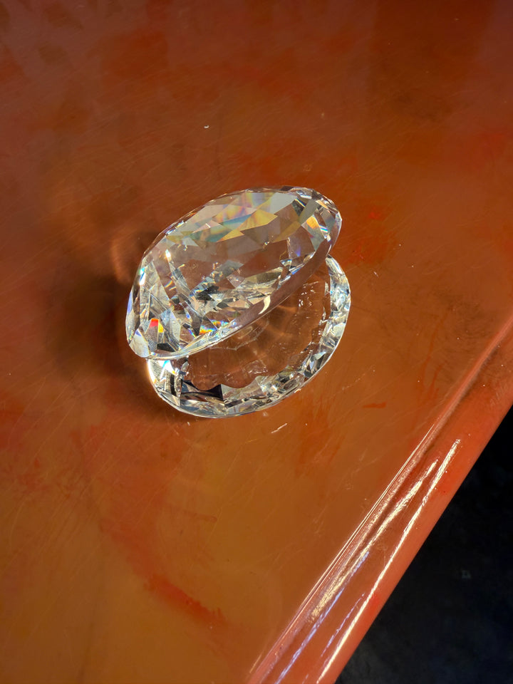 Unmarked Crystal Clam