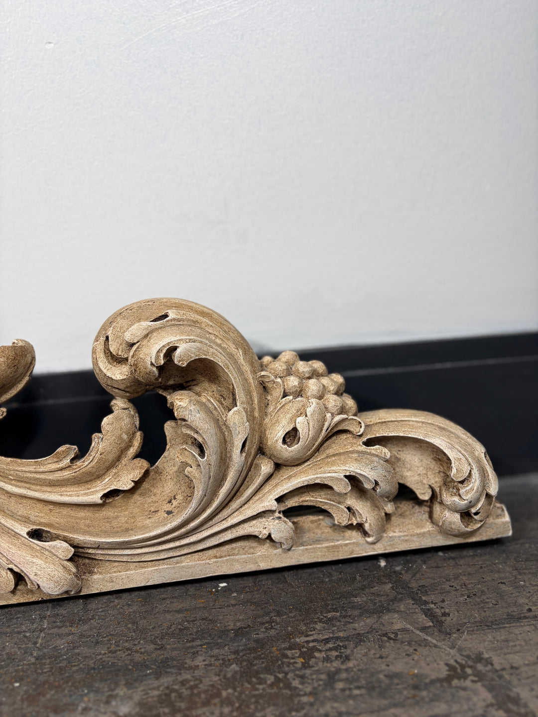 Baroque-Style Carved Acanthus Scroll Pediment/Cartouche