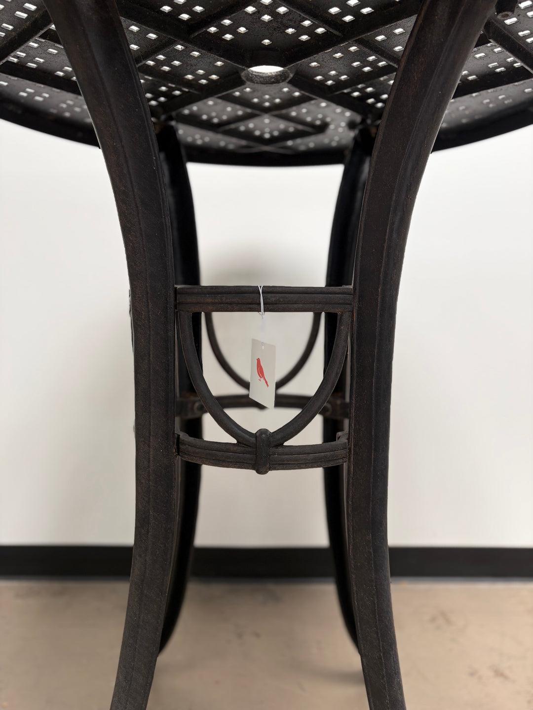 Round Outdoor Table with Lattice Style Tabletop