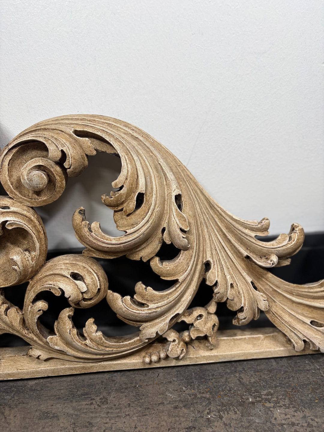 Baroque-Style Carved Acanthus Scroll Pediment/Cartouche
