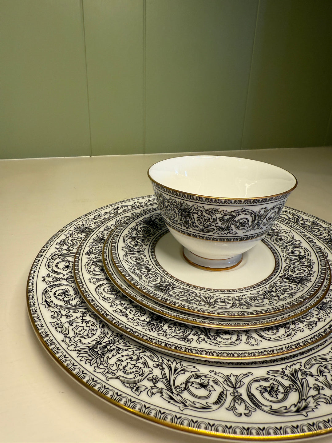 Royal Doulton Baronet Set (12 Dinner plates, 12 salad plates, 11 saucers, 11 teacups, 2 b&b plates)